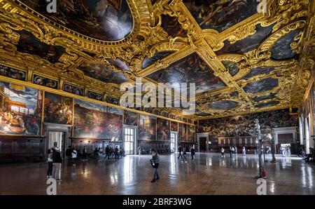 Venedig, Italien - 20. Mai 2017: Innenraum des Dogenpalastes`s (Palazzo Ducale), des höheren Ratssaals. Dogenpalast wurde im 15. Jahrhundert auf dem Markusdom erbaut.`s Stockfoto